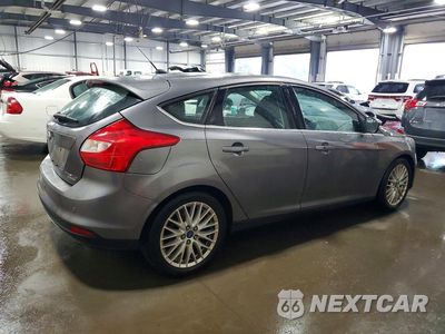 Trzecie zdjęcie samochodu z tyłu: 2014 FORD FOCUS TITANIUM VIN:1FADP3N24EL399192 - miniatura