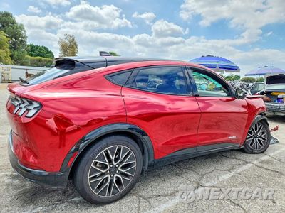 Trzecie zdjęcie samochodu z tyłu: 2024 FORD MUSTANG MACH-E PREMIUM VIN:3FMTK3R72RMA45469 - miniatura