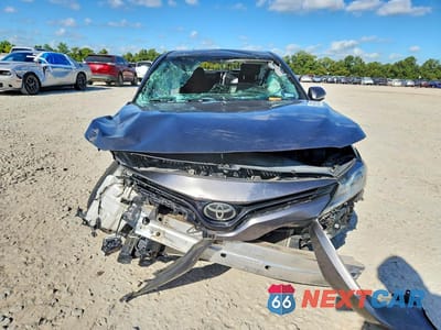 Piąte zdjęcie samochodu w środku: 2018 TOYOTA CAMRY LE VIN:4T1B11HK3JU151387 - miniatura
