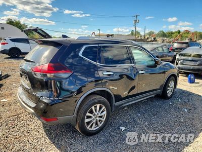 Czwarte zdjęcie samochodu z boku: 2018 NISSAN ROGUE S VIN:KNMAT2MV2JP607281 - miniatura