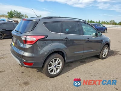 Trzecie zdjęcie samochodu z tyłu: 2018 FORD ESCAPE SE VIN:1FMCU9GD4JUD29496 - miniatura