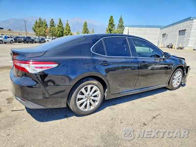 Trzecie zdjęcie samochodu z tyłu: 2018 TOYOTA CAMRY LE VIN:4T1B11HK0JU107864 - miniatura