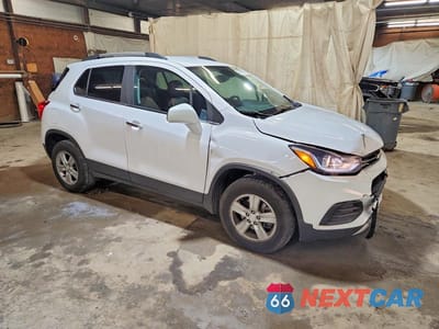 Czwarte zdjęcie samochodu z boku: 2020 CHEVROLET TRAX 1LT VIN:3GNCJPSB4LL281848 - miniatura