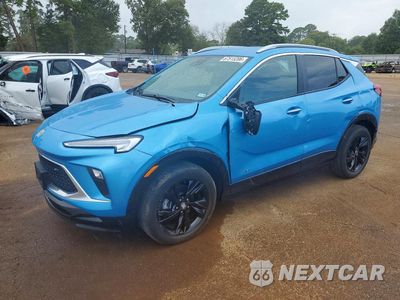2025 BUICK ENCORE GX SPORT TOURING KL4AMDSLXSB047920 - główne zdjęcie licytacji z USA - miniatura