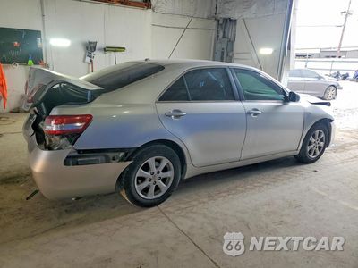 Trzecie zdjęcie samochodu z tyłu: 2010 TOYOTA CAMRY LE VIN:4T4BF3EK2AR062725 - miniatura