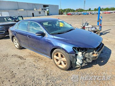 Czwarte zdjęcie samochodu z boku: 2013 VOLKSWAGEN PASSAT SE VIN:1VWBP7A38DC130194 - miniatura