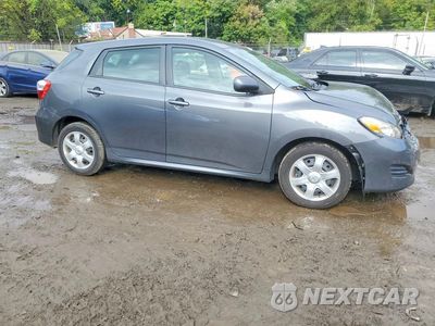 Czwarte zdjęcie samochodu z boku: 2010 TOYOTA MATRIX BASE VIN:2T1KU4EE1AC276977 - miniatura