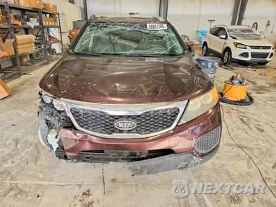 Piąte zdjęcie samochodu w środku: 2011 KIA SORENTO LX VIN:5XYKTDA20BG089900 - miniatura