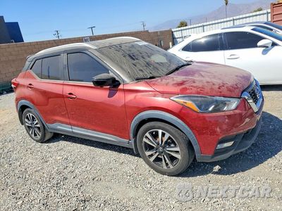 Czwarte zdjęcie samochodu z boku: 2019 NISSAN KICKS SR VIN:3N1CP5CU4KL513720 - miniatura