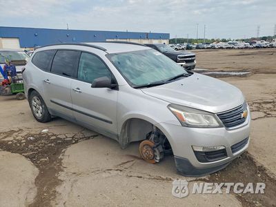 Czwarte zdjęcie samochodu z boku: 2017 CHEVROLET TRAVERSE LS VIN:1GNKRFED4HJ271556 - miniatura