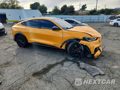 Czwarte zdjęcie samochodu z boku: 2023 FORD MUSTANG MACH-E PREMIUM VIN:3FMTK3SU4PMA41159 - miniatura