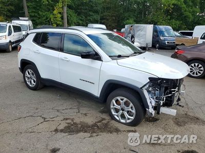 Czwarte zdjęcie samochodu z boku: 2025 JEEP COMPASS LATITUDE VIN:3C4NJDBN3ST520394 - miniatura