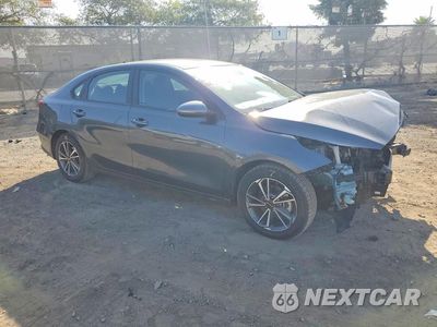 Czwarte zdjęcie samochodu z boku: 2023 KIA FORTE LXS VIN:3KPF24AD0PE586231 - miniatura