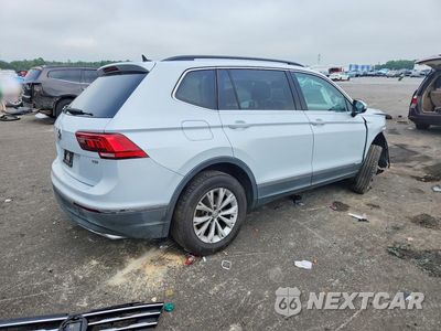 Trzecie zdjęcie samochodu z tyłu: 2018 VOLKSWAGEN TIGUAN SE VIN:3VV3B7AX7JM104111 - miniatura