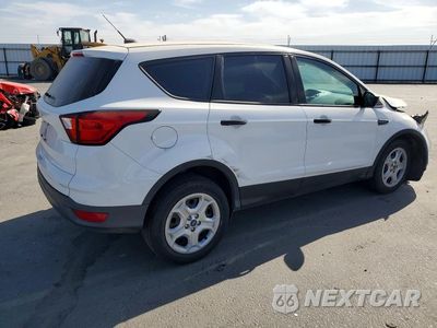 Trzecie zdjęcie samochodu z tyłu: 2019 FORD ESCAPE S VIN:1FMCU0F74KUA06400 - miniatura
