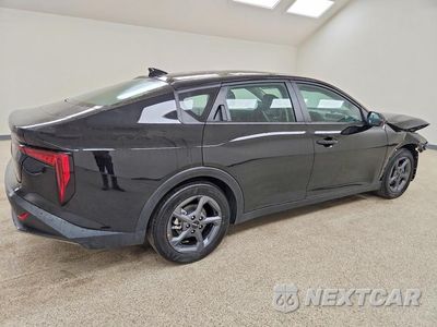 Trzecie zdjęcie samochodu z tyłu: 2026 KIA K4 LXS VIN:3KPFT4DEXTE256785 - miniatura