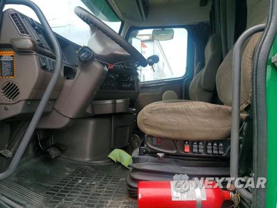 Zdjęcie 7 z 14 samochodu: 2018 VOLVO VNL SEMI TRUCK VIN:4V4NC9EH9JN895433 - miniatura