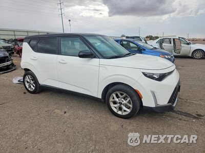 Czwarte zdjęcie samochodu z boku: 2023 KIA SOUL S VIN:KNDJ23AU4P7215562 - miniatura