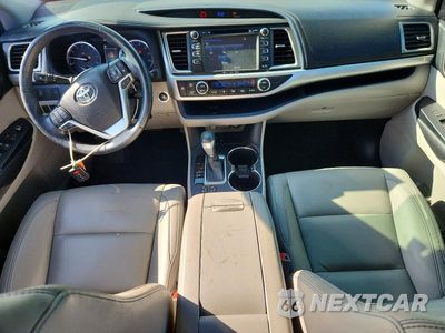Zdjęcie 8 z 14 samochodu: 2019 TOYOTA HIGHLANDER XLE VIN:5TDKZRFH2KS552227 - miniatura