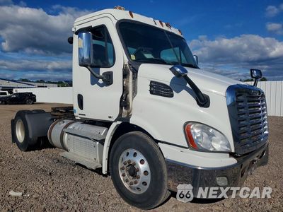 Czwarte zdjęcie samochodu z boku: 2012 FREIGHTLINER CASCADIA SEMI TRUCK VIN:1FUBGADV1CSBS4878 - miniatura