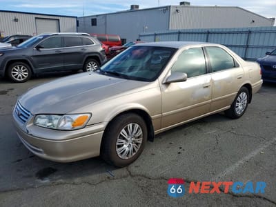 2001 TOYOTA CAMRY LE JT2BG22K010570508 - główne zdjęcie licytacji z USA - miniatura