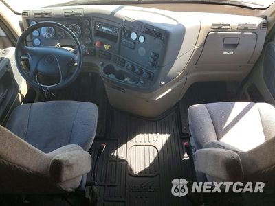 Zdjęcie 8 z 14 samochodu: 2014 FREIGHTLINER CASCADIA SEMI TRUCK VIN:3AKJGLD52ESFV9322 - miniatura