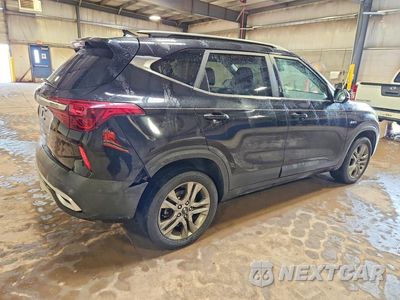 Trzecie zdjęcie samochodu z tyłu: 2021 KIA SELTOS S VIN:KNDEUCAA9M7098445 - miniatura