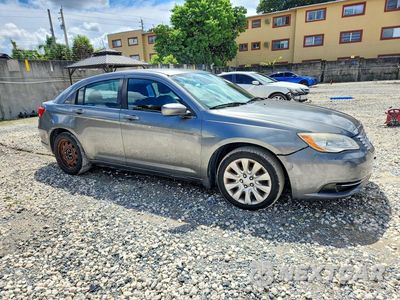 Czwarte zdjęcie samochodu z boku: 2012 CHRYSLER 200 LX VIN:1C3CCBAB1CN295945 - miniatura