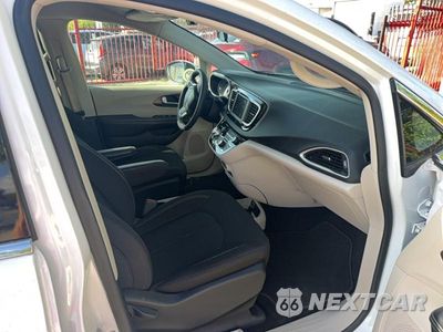 Piąte zdjęcie samochodu w środku: 2022 CHRYSLER VOYAGER LX VIN:2C4RC1CGXNR203889 - miniatura