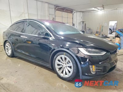 Czwarte zdjęcie samochodu z boku: 2019 TESLA MODEL X VIN:5YJXCAE20KF161376 - miniatura