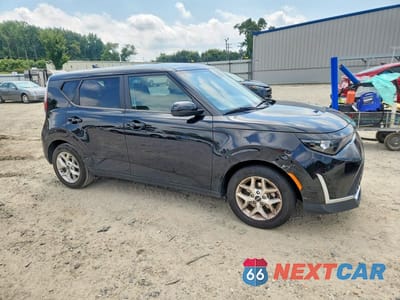 Czwarte zdjęcie samochodu z boku: 2023 KIA SOUL LX VIN:KNDJ23AU9P7876987 - miniatura