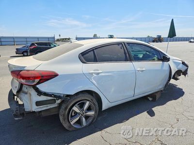 Trzecie zdjęcie samochodu z tyłu: 2018 KIA FORTE S VIN:3KPFL4A71JE284008 - miniatura
