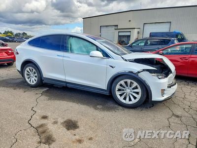 Czwarte zdjęcie samochodu z boku: 2018 TESLA MODEL X VIN:5YJXCAE26JF125996 - miniatura