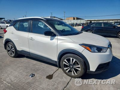 Czwarte zdjęcie samochodu z boku: 2019 NISSAN KICKS SV VIN:3N1CP5CU0KL565362 - miniatura