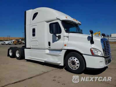 Czwarte zdjęcie samochodu z boku: 2014 FREIGHTLINER CASCADIA SEMI TRUCK VIN:3AKJGLD52ESFV9322 - miniatura