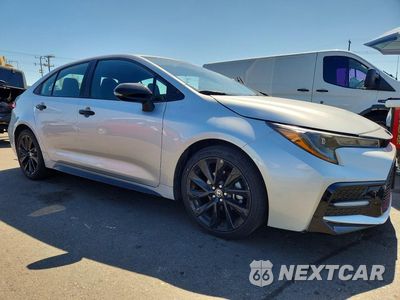 Czwarte zdjęcie samochodu z boku: 2022 TOYOTA COROLLA SE NIGHTSHADE EDITION VIN:5YFS4MCE9NP115916 - miniatura
