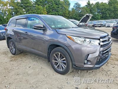 Czwarte zdjęcie samochodu z boku: 2019 TOYOTA HIGHLANDER XLE VIN:5TDJZRFH4KS588996 - miniatura