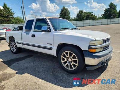 Czwarte zdjęcie samochodu z boku: 1999 CHEVROLET SILVERADO C1500 VIN:2GCEC19V5X1220346 - miniatura