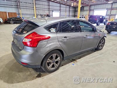 Trzecie zdjęcie samochodu z tyłu: 2014 FORD FOCUS SE VIN:1FADP3K28EL291971 - miniatura