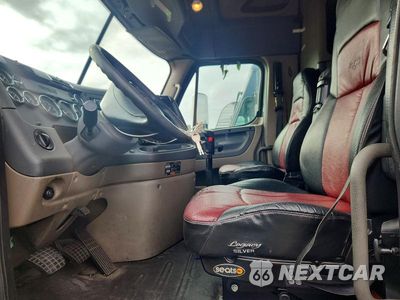 Zdjęcie 7 z 14 samochodu: 2010 FREIGHTLINER CASCADIA SEMI TRUCK VIN:1FUJGLDR3ASAH9235 - miniatura