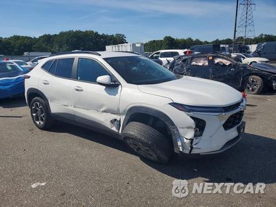Czwarte zdjęcie samochodu z boku: 2025 CHEVROLET TRAX 1LT VIN:KL77LHEP4SC231878 - miniatura