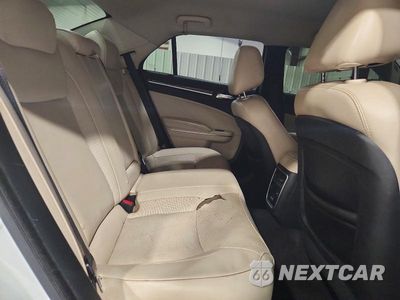 Zdjęcie 10 z 12 samochodu: 2018 CHRYSLER 300 LIMITED VIN:2C3CCAEG7JH137079 - miniatura