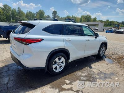 Trzecie zdjęcie samochodu z tyłu: 2022 TOYOTA HIGHLANDER LE VIN:5TDZZRAH0NS140625 - miniatura