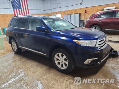 Czwarte zdjęcie samochodu z boku: 2013 TOYOTA HIGHLANDER SE VIN:5TDBK3EH6DS225738 - miniatura