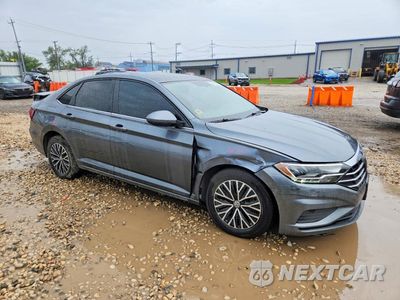 Czwarte zdjęcie samochodu z boku: 2019 VOLKSWAGEN JETTA S VIN:3VWC57BU8KM061021 - miniatura