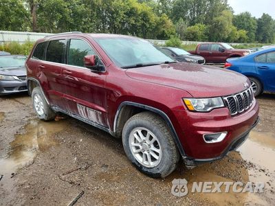 Czwarte zdjęcie samochodu z boku: 2020 JEEP GRAND CHEROKEE LAREDO VIN:1C4RJFAG0LC301244 - miniatura