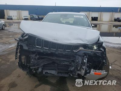 Piąte zdjęcie samochodu w środku: 2025 JEEP GRAND CHEROKEE LAREDO VIN:1C4RJHAG2SC356627 - miniatura
