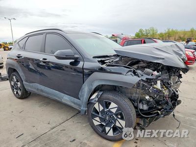 Czwarte zdjęcie samochodu z boku: 2025 HYUNDAI KONA SEL VIN:KM8HCCAB7SU218410 - miniatura