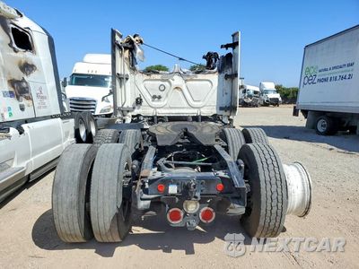 Zdjęcie 6 z 13 samochodu: 2021 FREIGHTLINER CASCADIA 126