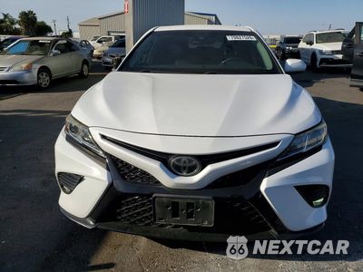 Piąte zdjęcie samochodu w środku: 2018 TOYOTA CAMRY SE VIN:4T1B11HK6JU102992 - miniatura